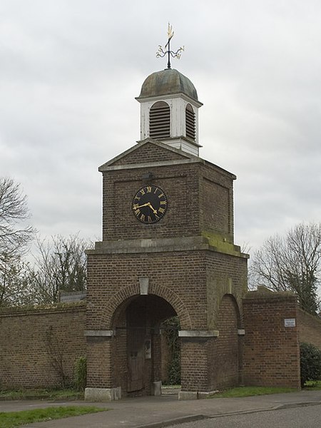 Gateway-Clocktower at Purfleet - geograph.org.uk